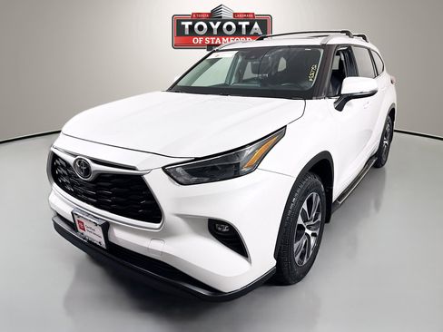 Certified 2022 Toyota Highlander XLE image 3