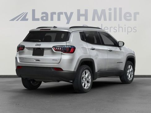 Used 2025 Jeep Compass Latitude AWD/4WD image 5