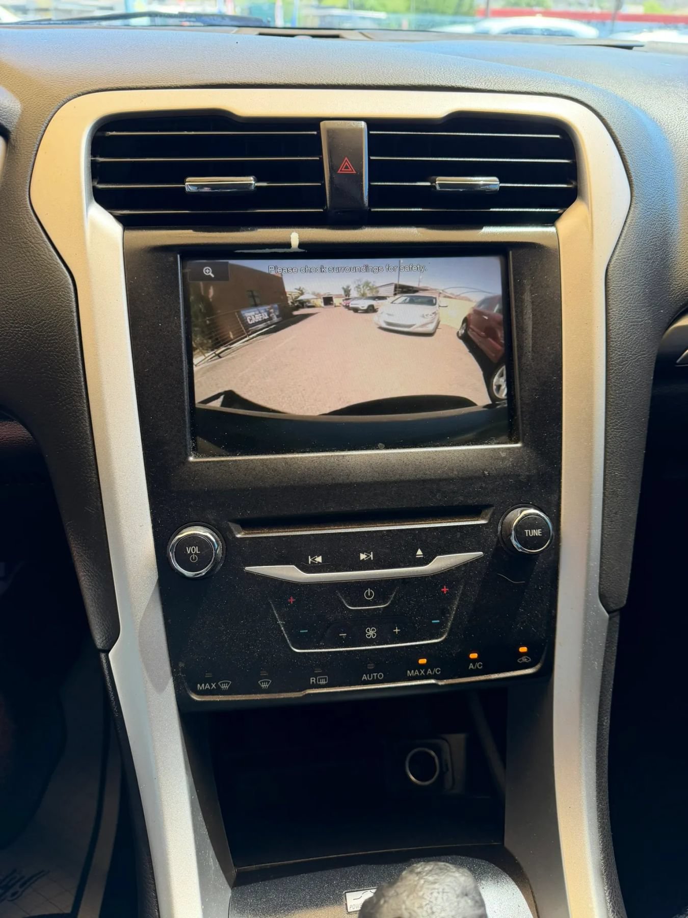 Used 2014 Ford Fusion SE FWD image 16