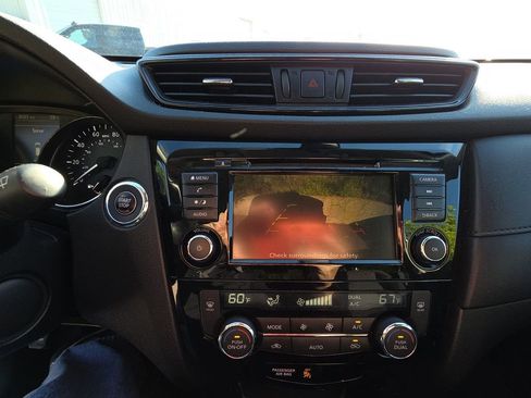 Used 2020 Nissan Rogue SV FWD image 11