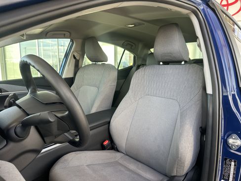 Used 2025 Toyota Camry LE image 9