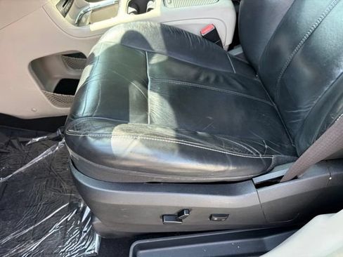 Used 2015 Chrysler Town & Country Limited Platinum FWD image 27