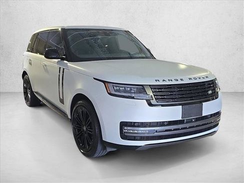 Used 2025 Land Rover Range Rover SE AWD/4WD image 3
