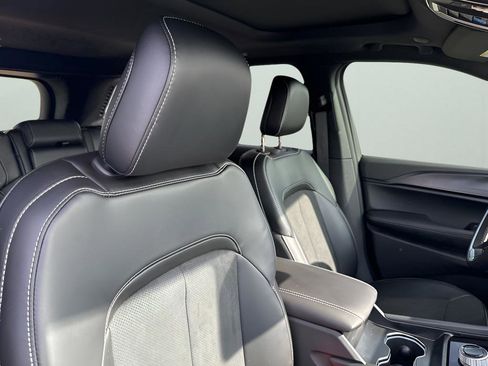 New 2025 Jeep Grand Cherokee Altitude image 14