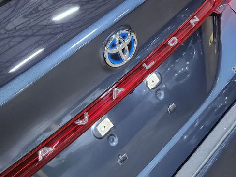 Used 2021 Toyota Avalon XLE w/ Moonroof Package image 27