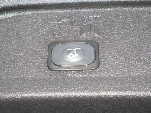 Used 2017 Ford Escape SE w/ Equipment Group 201A FWD image 19