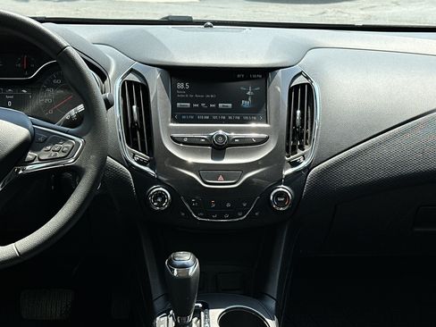 Used 2018 Chevrolet Cruze LT w/ Convenience Package FWD image 23