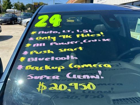 Used 2024 Chevrolet Equinox LT FWD image 2