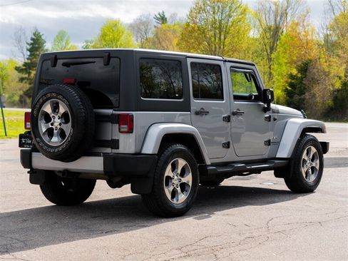 Used 2016 Jeep Wrangler Unlimited Sahara w/ Dual Top Group AWD/4WD image 5