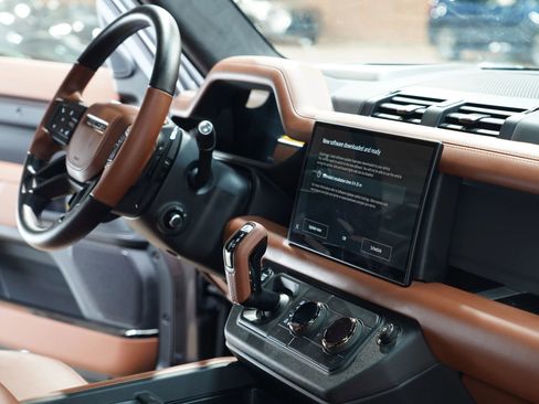 Used 2025 Land Rover Defender 110 image 66