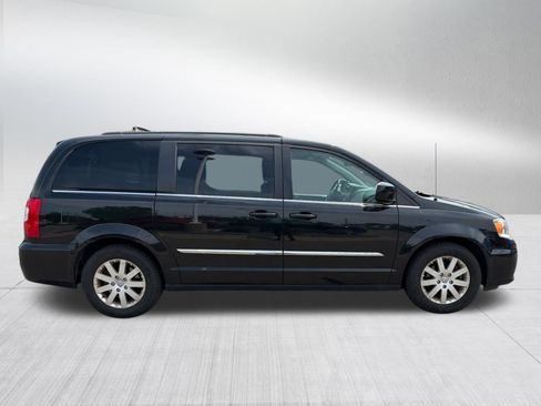 Used 2016 Chrysler Town & Country Touring FWD image 4