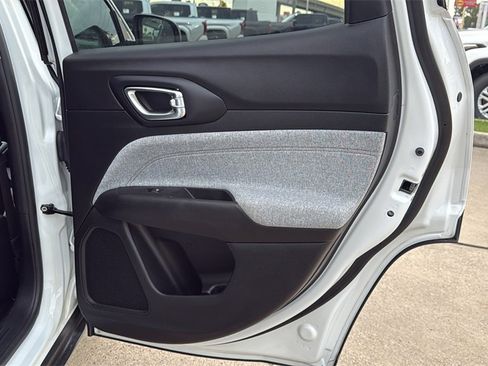 Used 2022 Jeep Compass Latitude image 28