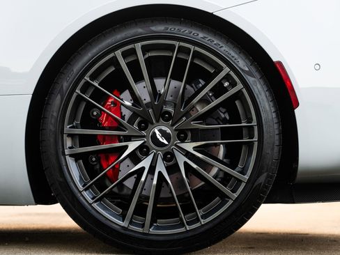 Used 2023 Aston Martin DBS Volante image 39