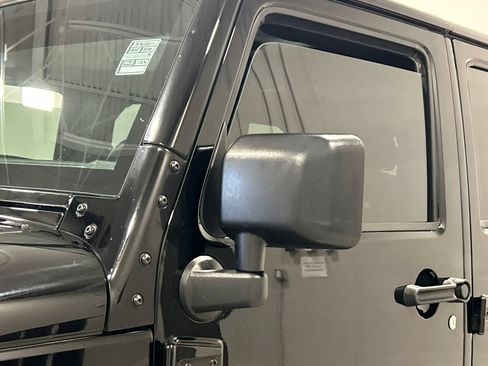 Used 2015 Jeep Wrangler Unlimited Sahara w/ Connectivity Group AWD/4WD image 12