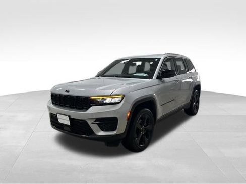 Used 2023 Jeep Grand Cherokee Altitude image 3