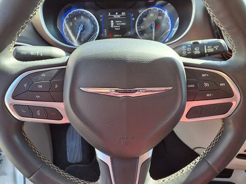 Used 2022 Chrysler Voyager LX image 10