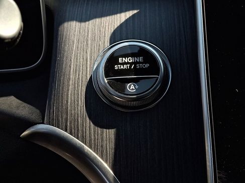 Used 2025 Mercedes-Benz GLC 300 4MATIC image 23