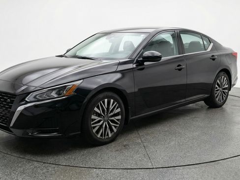 Used 2025 Nissan Altima 2.5 SV image 3