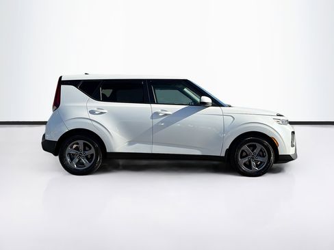 Used 2021 Kia Soul LX image 2