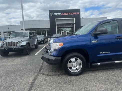 Used 2015 Toyota Tundra SR5 w/ TRD Off Road Package AWD/4WD image 11