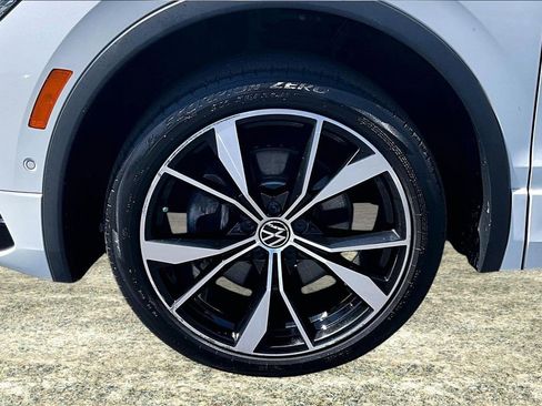Used 2022 Volkswagen Tiguan SEL R-Line image 34