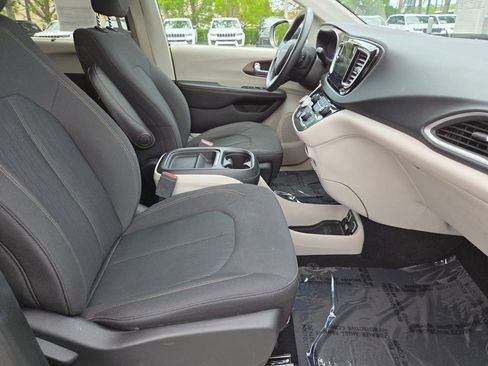 Used 2019 Chrysler Pacifica Touring Plus w/ Advanced Safetytec Group FWD image 10