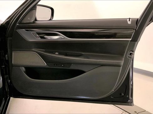 Used 2019 BMW 740i w/ Executive Package RWD image 25