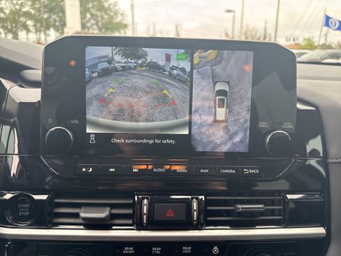 Certified 2025 Nissan Pathfinder SL image 20