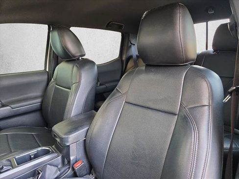 Used 2018 Toyota Tacoma TRD Sport w/ Technology Package AWD/4WD image 14