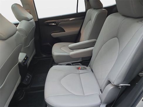 Used 2022 Toyota Highlander Platinum image 17