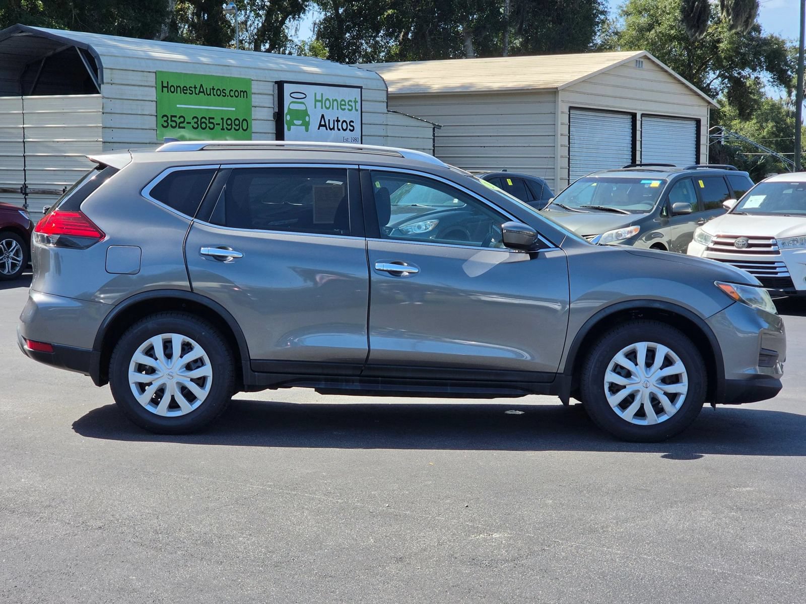 Used 2017 Nissan Rogue S w/ S Appearance Package FWD image 4