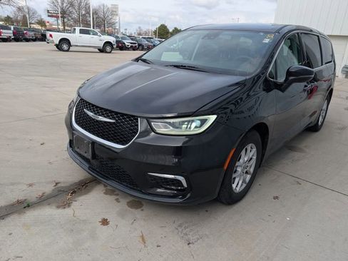Used 2023 Chrysler Pacifica Touring-L FWD image 25