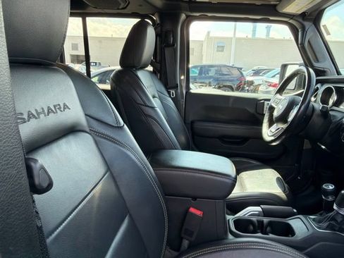 Used 2019 Jeep Wrangler Unlimited Sahara w/ Dual Top Group AWD/4WD image 21