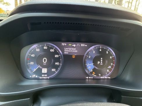 Used 2022 Volvo XC40 T5 Momentum w/ Premium Package image 27