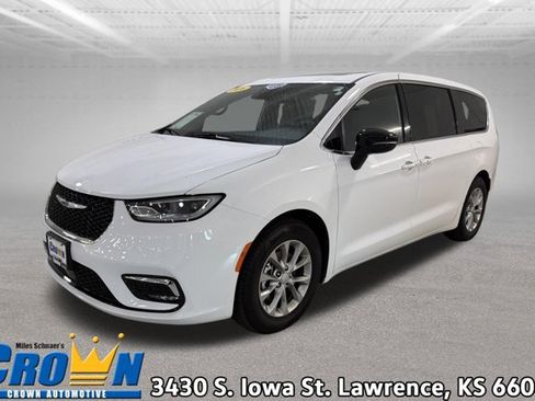 Used 2026 Chrysler Pacifica Limited FWD image 1