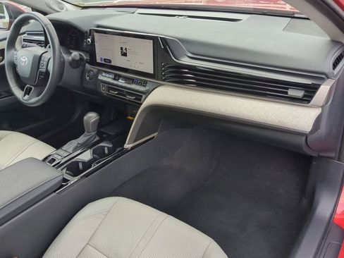 Used 2025 Toyota Camry XLE image 29