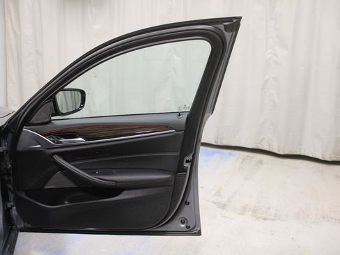 Used 2023 BMW 540i xDrive w/ Executive Package image 21