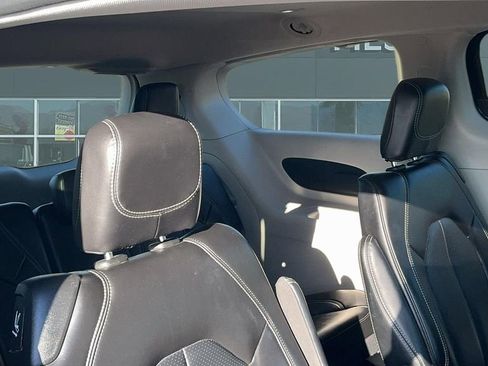 Used 2023 Chrysler Pacifica Touring-L image 19