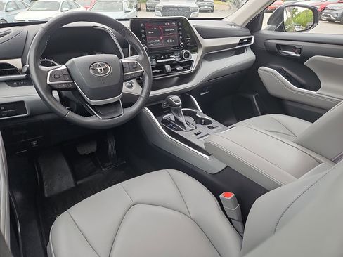 Used 2022 Toyota Highlander XLE AWD/4WD image 3