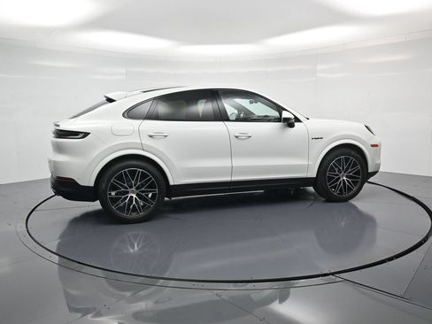 Certified 2026 Porsche Cayenne E-Hybrid Coupe AWD/4WD image 31