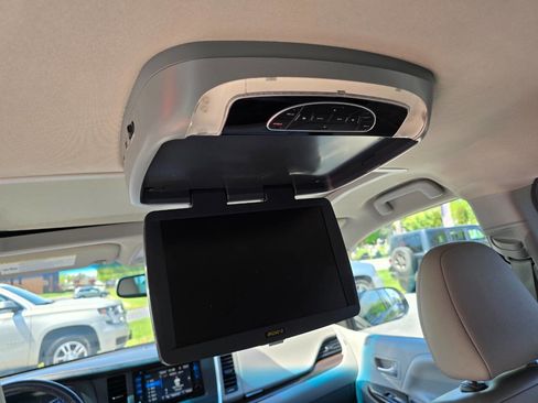 Used 2015 Toyota Sienna XLE w/ XLE Navigation Package image 25