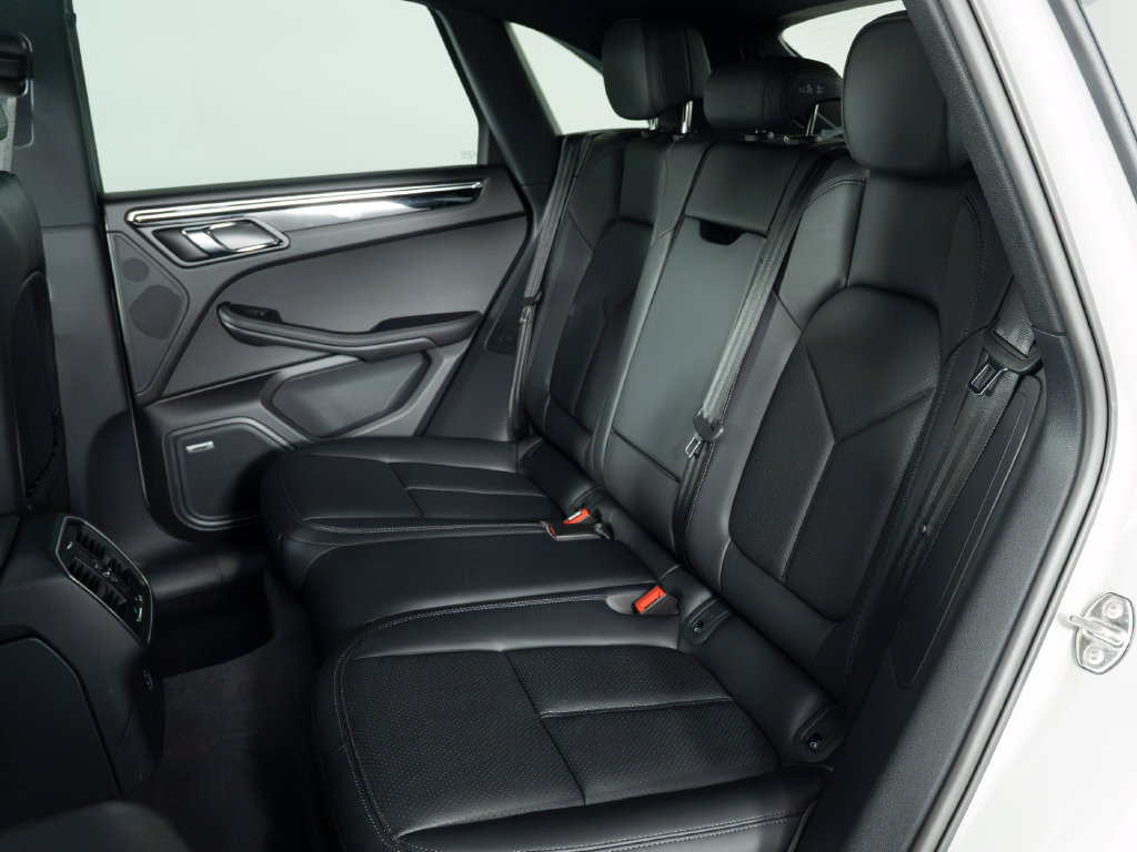 Certified 2026 Porsche Macan Turbo AWD/4WD image 45