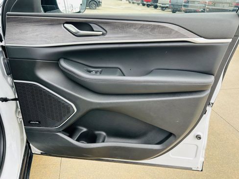 Used 2023 Jeep Grand Cherokee L Limited w/ Luxury Tech Group II image 38