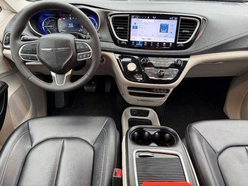Used 2024 Chrysler Pacifica Select image 14