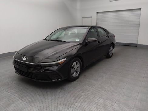 Used 2024 Hyundai Elantra SE FWD image 2