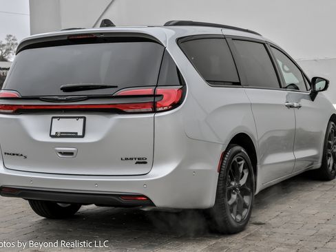 Used 2024 Chrysler Pacifica Limited w/ S Appearance Package image 8