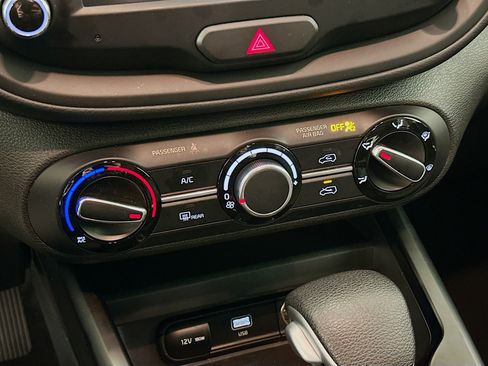 Used 2025 Kia Soul LX w/ LX Technology Package FWD image 23