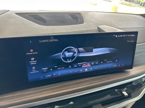 Used 2024 BMW X7 xDrive40i w/ Executive Package image 7