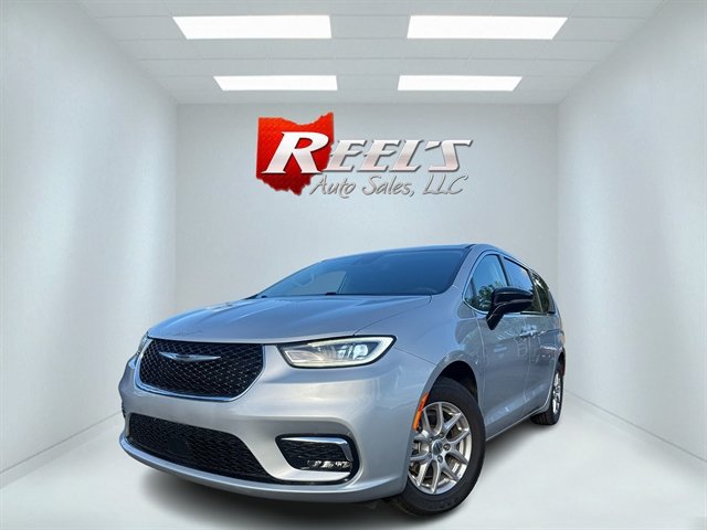Used 2024 Chrysler Pacifica Touring-L FWD image 1