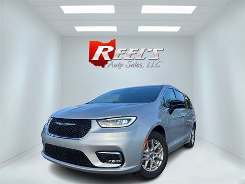 Used 2024 Chrysler Pacifica Touring-L FWD image 1